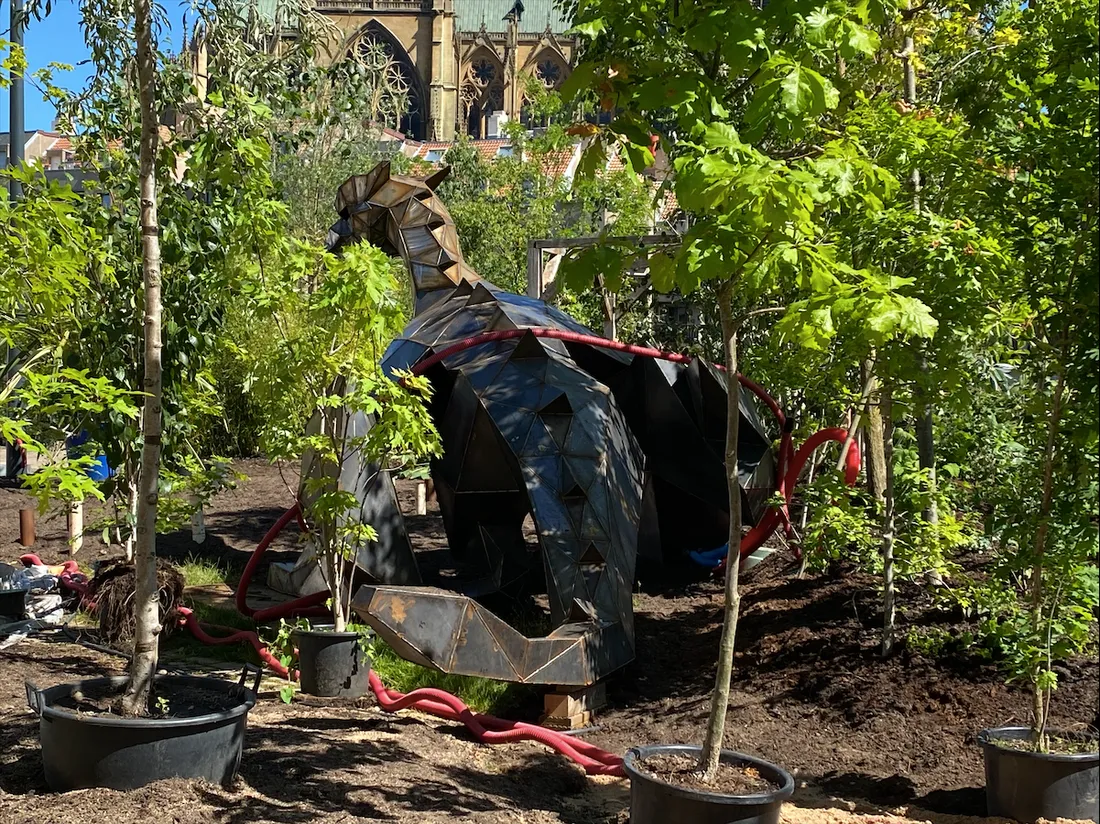 Photos : un Graoully en acier se pose place de la Comédie